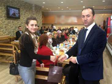 ÖZGÜR ÖÐRETMENLER YEMEKLE UÐURLANDI