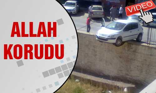 KONTROLDEN ÇIKAN ARAÇ İSTİNAT DUVARINA TAKILI KALDI