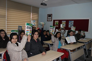 ÖÐRENCİLER YARDIMCI KAYNAK KİTAP DAÐITTI