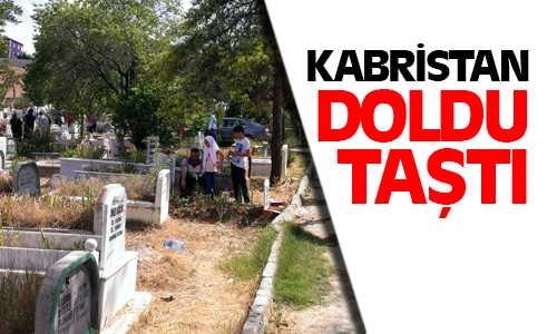 Arife Gününde Vatandaşlar Kabirlere Akın Etti