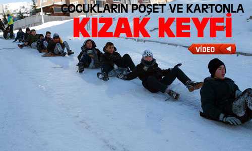 Çocukların Karda Poşetle Kızak Keyfi