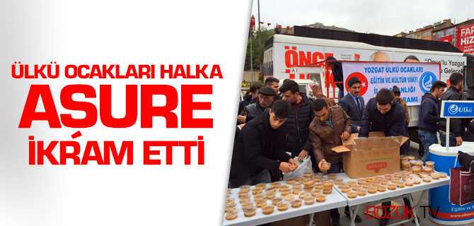 Ülkü Ocakları Halka Aşure İkram Etti