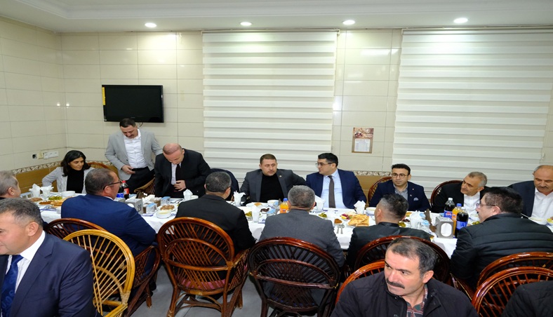MHP Akdağmadeni’nde Muhtarlarla İftar Programı Düzenledi