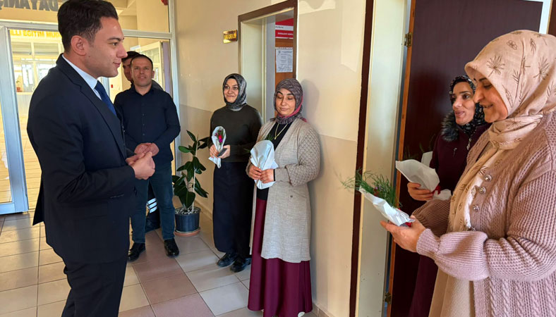 Kaymakam Öztürk, 8 Mart Dünya Kadınlar Günü Dolayısıyla Çiçek Takdim Etti